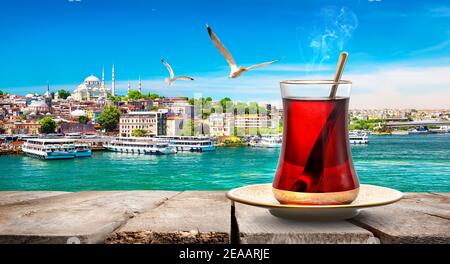 Tee in das Goldene Horn Bucht von Istanbul und auf der Süleymaniye-moschee, Türkei Stockfoto