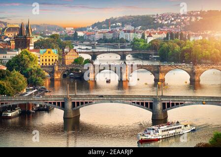Luftaufnahme der Reihe von Brücken in Prag bei Sonnenuntergang Stockfoto