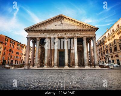 Antike Pantheon in Rom bei bewölkten Sonnenaufgang, Italien Stockfoto