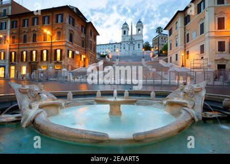 Spanische Treppe und die Fontana della Barcaccia in Rom am frühen Morgen, Italien Stockfoto