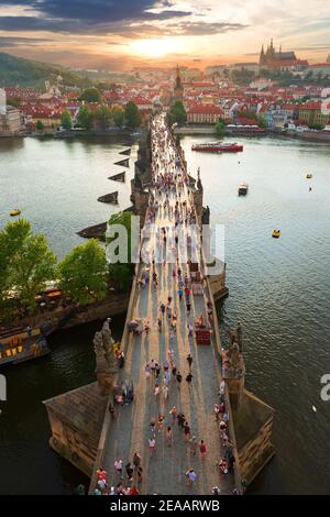 Blick auf die Karlsbrücke in Prag bei Sonnenuntergang von oben Stockfoto