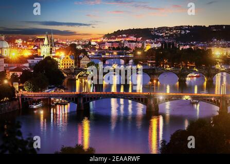 Blick auf den beleuchteten Brücken in Prag am Abend Stockfoto