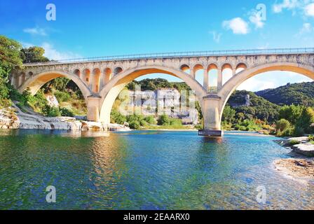 Architektur der Collias-Brücke am Fluss Gard in Occitanie Frankreich. Stockfoto