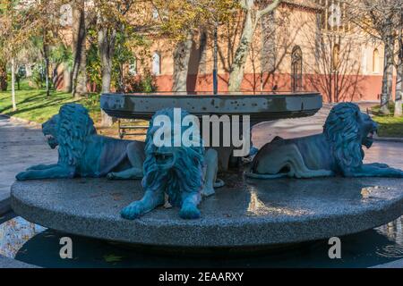 Puertollano, Löwenbrunnen an der Promenade Paseo de San Gregorio. Ciudad Real, Spanien Stockfoto