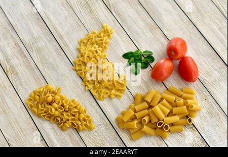 Pasta und Zutaten Fotokonzept, Tischansicht, frische Zutaten für einfache italienische Rezepte und gesundes Essen zu Hause Stockfoto