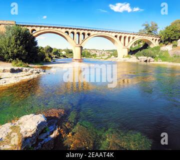 Architektur der Collias-Brücke am Fluss Gard in Occitanie Frankreich. Stockfoto