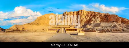 Tempel der Königin Hatschepsut, Blick auf den Tempel in den Felsen in Ägypten Stockfoto