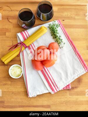 Einfache frische Zutaten und Pasta Nudeln bereit, um einfach ein Topf Pasta-Gericht zu Hause zu machen. Fotokonzept, Essenset, Kopierplatz Stockfoto