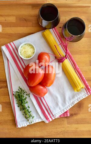Einfache frische Zutaten und Pasta Nudeln bereit, um einfach ein Topf Pasta-Gericht zu Hause zu machen. Fotokonzept, Essenset, Kopierplatz Stockfoto