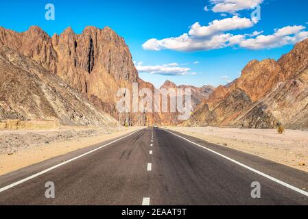 Straße in der Wüste von Ägypten am Tag Stockfoto