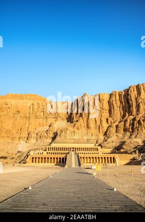 Tempel der Königin Hatschepsut, Blick auf den Tempel in den Felsen in Ägypten Stockfoto