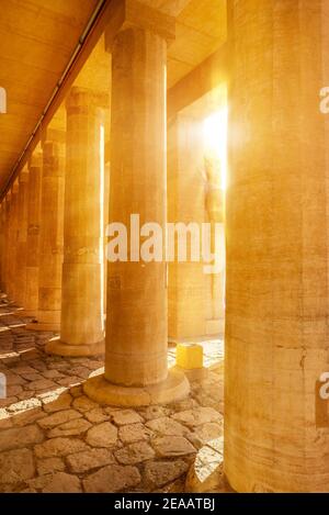 Tempel der Königin Hatschepsut, Blick auf den Tempel in den Felsen in Ägypten Stockfoto