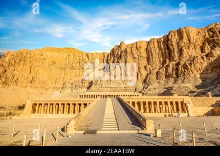 Tempel der Königin Hatschepsut, Blick auf den Tempel in den Felsen in Ägypten Stockfoto