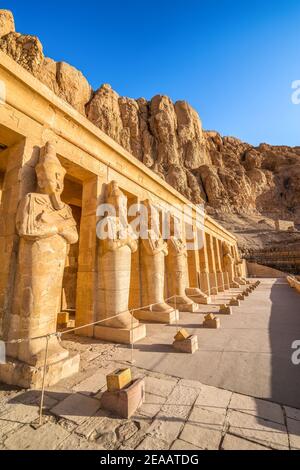 Tempel der Königin Hatschepsut, Blick auf den Tempel in den Felsen in Ägypten Stockfoto