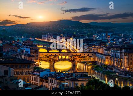 Stadtbild und Brücken von Florenz am frühen Morgen Stockfoto