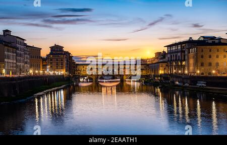 Beleuchtung auf der Ponte Vecchio am frühen Sonnenaufgang in Florenz Stockfoto