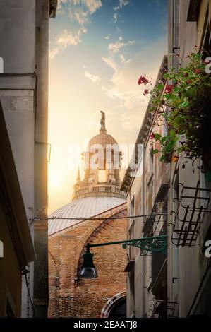 Gasse in Venedig führt zu einem Pier, Italien Stockfoto