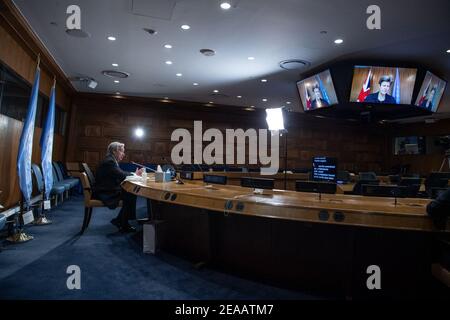 (210208) -- UNITED NATIONS, 8. Februar 2021 (Xinhua) -- UN-Generalsekretär Antonio Guterres (L) nimmt am 8. Februar 2021 an einer virtuellen Briefing Teil, um über die Vorbereitungen für COP26 im UN-Hauptquartier in New York zu informieren. Guterres sagte am Montag den Mitgliedsstaaten, dass 2021 ein "entscheidendes Jahr" für den Klimawandel sei. "2021 ist ein entscheidendes Jahr im Kampf gegen den Klimawandel", sprach der UN-Chef vor einem Treffen der Mitgliedsstaaten im Rahmen der Vorbereitungen für die jüngste jährliche UN-Klimakonferenz, bekannt als COP26, die im November in Glasgow, Schottland, stattfinden wird. Ursprünglich geplant f Stockfoto