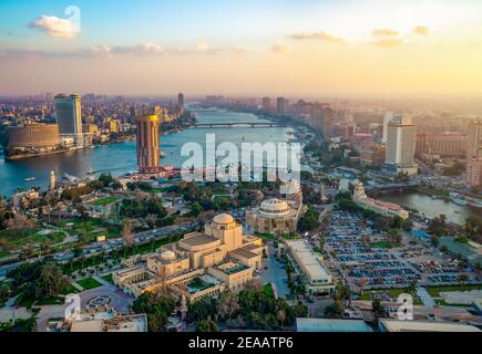 Panorama von Kairo Stadtbild bei Sonnenuntergang von der berühmten Fernsehturm Kairo, Kairo, Ägypten Stockfoto