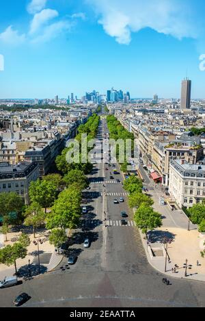 Blick auf die Avenue de la Grande Armee und modernen Viertel von La Defense von Arc De Triomphe in Paris. Stockfoto