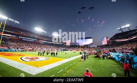 Tampa, Usa. Februar 2021, 07th. US Air Force Global Strike Command Bomber führen einen Überflug während Super Bowl LV im Raymond James Stadium 7. Februar 2021 in Tampa, Florida. Quelle: Planetpix/Alamy Live News Stockfoto