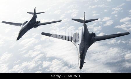 Tampa, Usa. Februar 2021, 07th. Zwei strategische US Air Force B1-B Lancer Bomber vom Bomb Wing 7th fliegen in Formation über dem Golf von Mexiko in Vorbereitung auf den Super Bowl Überflug am 7. Februar 2021 in der Nähe von Tampa, Florida. Die B1-B Lancers werden in Formation mit anderen Bombern des Global Strike Command für eine Super Bowl LV Air Force Flyover Halbzeitschau fliegen. Quelle: Planetpix/Alamy Live News Stockfoto