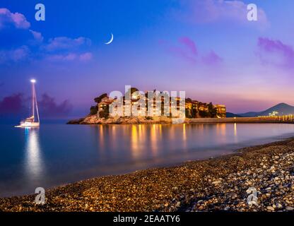 Insel Sveti Stefan in Montenegro, Sonnenuntergang am Meer. Beliebtes Reiseziel. Stockfoto