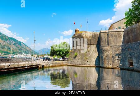 Kotor venezianischen Festungen, kampana Turm Altstadt, Montenegro Stockfoto