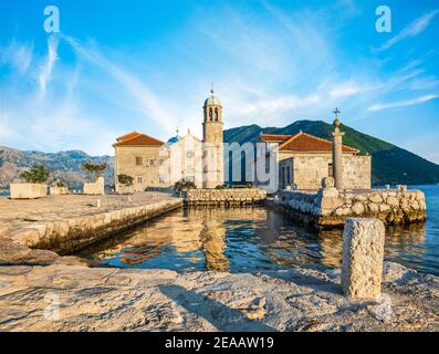 Kirche Unserer Lieben Frau Von Den Felsen Auf Insel In Der Nähe Von Stadt Perast, Kotor Bay, Montenegro Stockfoto