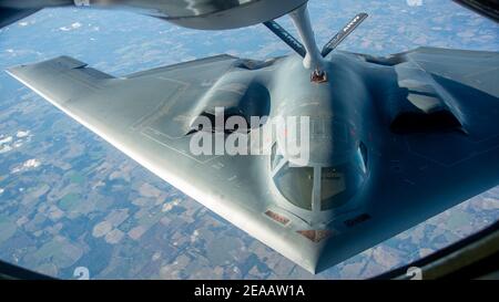 Tampa, Usa. Februar 2021, 07th. Ein strategischer Bomber der US Air Force B-2 Spirit fliegt über dem Golf von Mexiko zur Vorbereitung auf die Überführung des Super Bowl am 7. Februar 2021 in der Nähe von Tampa, Florida. Die B-2 Spirit wird in Formation mit anderen Bombern des Global Strike Command für eine Super Bowl LV Air Force Flyover Halbzeitschau fliegen. Quelle: Planetpix/Alamy Live News Stockfoto