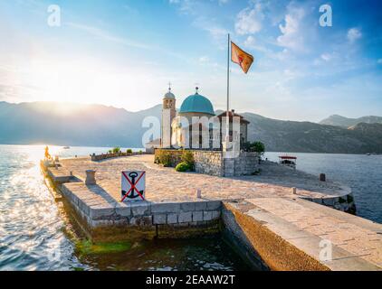 Kirche Unserer Lieben Frau Von Den Felsen Auf Insel In Der Nähe Von Stadt Perast, Kotor Bay, Montenegro Stockfoto