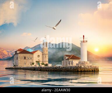 Kirche Unserer Lieben Frau Von Den Felsen Auf Insel In Der Nähe Von Stadt Perast, Kotor Bay, Montenegro Stockfoto