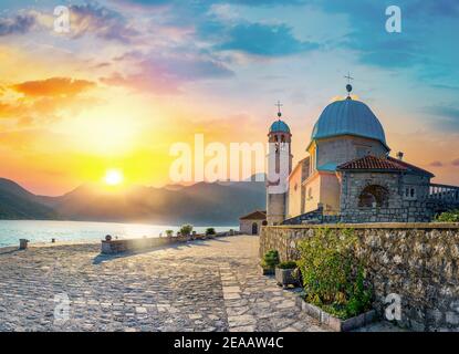 Kirche Unserer Lieben Frau Von Den Felsen Auf Insel In Der Nähe Von Stadt Perast, Kotor Bay, Montenegro Stockfoto