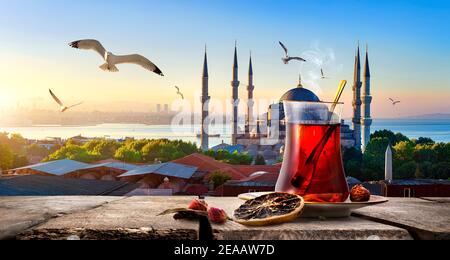 Tee und Blaue Moschee und Bosporus in Istanbul, Türkei Stockfoto