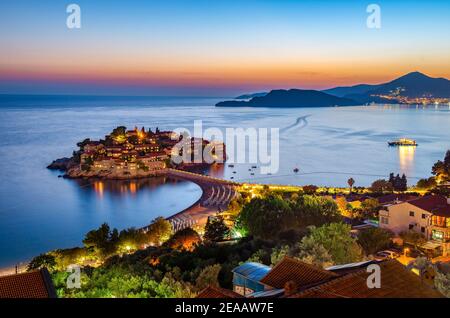Insel Sveti Stefan in Montenegro, Sonnenuntergang an der Küste. Beliebtes Reiseziel Stockfoto