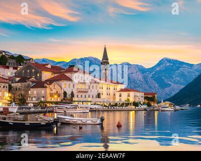 Historische Stadt Perast an der Bucht von Kotor im Sommer bei Sonnenuntergang Stockfoto