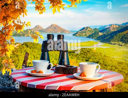 Blick vom Cafe zu den Bergen und zum Skutarisee Stockfoto