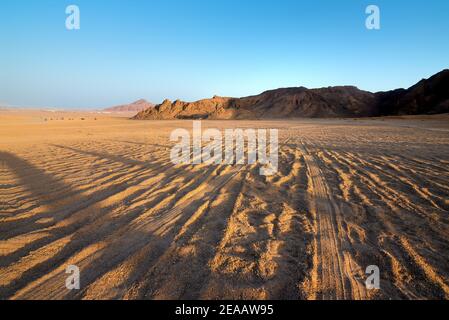 Blick auf Wüste mit Bergen auf Surise, Ägypten Stockfoto