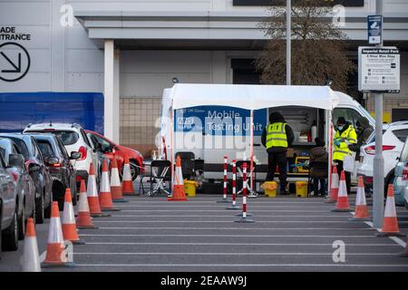 Ein Surge-Testprogramm in mehreren Postleitzahlen von Bristol und South Gloucestershire, um Fälle einer mutierten Covid-19-Variante aufzuspüren. Stockfoto