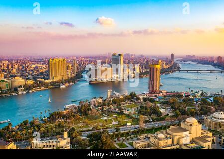 Panorama von Kairo Stadtbild bei Sonnenuntergang von der berühmten Fernsehturm Kairo, Kairo, Ägypten Stockfoto