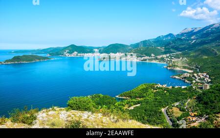 Panoramablick auf die Landschaft der Riviera von Budva in Montenegro. Stockfoto