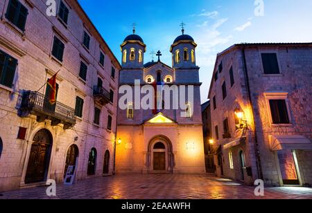 Beleuchtete Kirche des Hl. Nikolaus in der Altstadt von Kotor, bei Sonnenaufgang, Montenegro Stockfoto