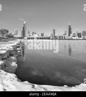 Skyline von Chicago entlang gefrorenem Seeufer im Winter Stockfoto