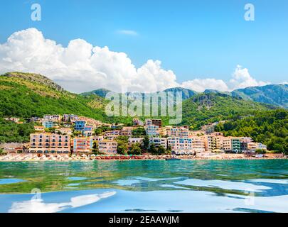 Blick auf die Stadt auf der Adria Küste in der Nähe der Insel Sveti Stefan, Montenegro Stockfoto
