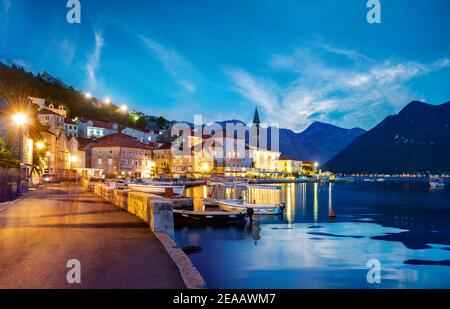 Historische Stadt Perast an der Bucht von Kotor im Sommer bei Sonnenuntergang Stockfoto