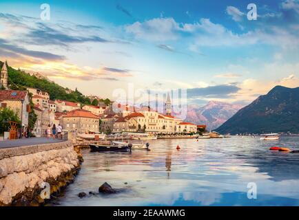 Historische Stadt Perast an der Bucht von Kotor im Sommer bei Sonnenuntergang Stockfoto