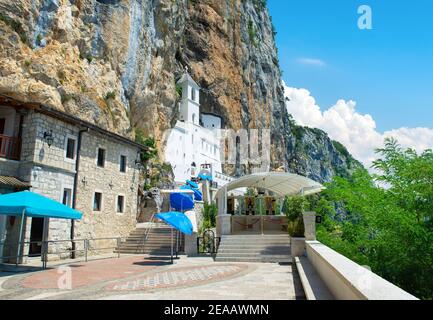 Alten Kloster Ostrog in einen Berg in Montenegro gebaut Stockfoto