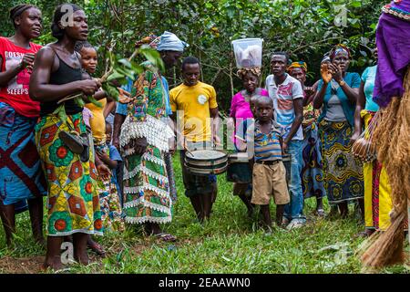 Menschen tanzen in der westlichen Region Rural, Sierra Leone. Die Männer des Dorfes trommeln die dominanten Rhythmen. Auch der Nachwuchs ist bereits da Stockfoto