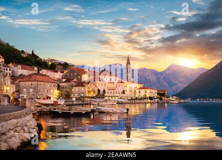 Historische Stadt Perast an der Bucht von Kotor im Sommer bei Sonnenuntergang Stockfoto