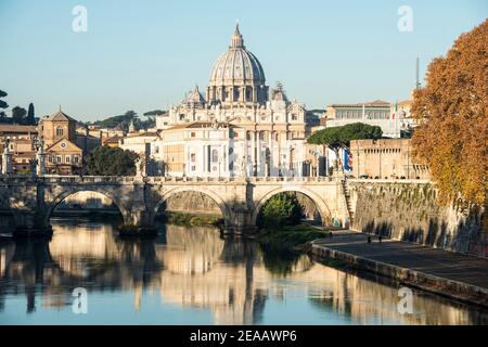 Petersdom mit Bogenbrücke auf dem Tiber, Rom Stockfoto